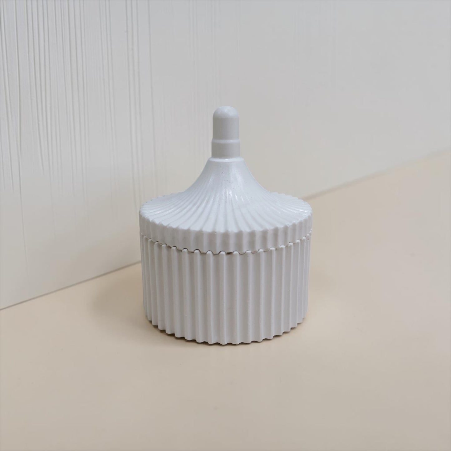 Concrete jar with lid